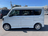 乗り降りのイメージが湧く左側面。ドア面の通りやスライド有無、小キズの出やすい部分も確認◎。