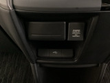 アクセサリーソケットはUSBのアダプターなどをつければ、スマホの充電にも使えます。下にはナビゲーション用の外部入力可能なUSB端子がついており、周辺には物が置けるボックスがついています。