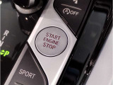 【スタートボタン】リモコンキーを持っているだけで起動可能なスタートボタン。オートスタート/ストップ機能も装備しており燃料消費量の軽減に貢献します。