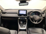 シンプルながら機能性あふれる運転席廻りです。視界性もよく、運転しやすいですよ。