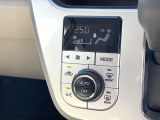 【オートエアコン】一度お好みの温度に設定すれば、車内の温度を検知し風量や温度を自動で調整。暑い&hellip;寒い&hellip;と何度もスイッチ操作をする必要はありません。快適な車内空間には必須の機能ですね♪