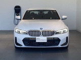 BMWらしいキドニーグリルとシャープなヘッドライトを組み合わせたフロントマスク。3シリーズらしいスポーティさと品の良さを感じさせます。