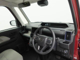Aピラーを細くすることで、運転時の視界を確保。左右の死角が少ないため歩行者などを見落としにくく、体格に関係なく、誰でも安心して運転できます。