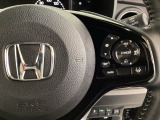 ハンドルにHondaセンシング系のクルーズコントロールやレーンキープアシストなどのスイッチが装備されています。ハンドルから手を離さず安全に操作できます。