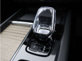 スウェーデンでも催されるノーベル賞晩餐会に供される、伝統のオレフォス社製クリスタルガラスを採用したシフトノブ。精緻なエッチングが、工業製品であるとともに芸術作品であることを物静かに主張します。