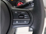 ホンダセンシング機能のクルーズコントロールはアクセル操作せず一定のスピードで走行するのはもちろん、前車との適切な車間距離も保ちます!車線内を走行できるようハンドル操作を支援する機能も付いています!