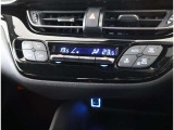 左右独立温度コントロールフルオートエアコンです。運転席、助手席それぞれで独立して温度設定ができます。冷え性の方が乗っても安心ですね♪