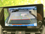 駐車時に後方の様子を画面で確認でき、ガイドラインも表示されるため、車庫入れやバックでの駐車をサポートします。周囲を確かめながら操作でき、日常の駐車に役立ちます。