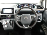 フロントSRSエアバッグは車両前方から乗員が重大な傷害を受けるおそれのある大きな衝撃を受けた場合に作動し、シートベルトが身体を拘束する働きと併せて前席乗員の頭部や胸部などへの衝撃をやわらげる装置です。