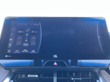 画面上でオーディオや空調などの情報を確認でき、車内の設定をまとめて把握しやすい構成です。表示が見やすく、日々の移動でも使い勝手に配慮されています。