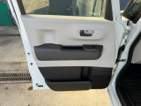 助手席側のパネルも運転席側同様、ドリンクホルダーや小物入れが充実しており、無駄なく使いやすい車内空間となっております!
