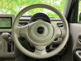 握りやすい円形の形状で、運転席からメーターや周辺の操作部にも目を配りやすい配置です。毎日の運転を支える基本装備です。