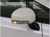 <電動格納式ドアミラー>クルマの運転席側にあるスイッチを操作することで、車体と平行に折りたたむことができるドアミラーです。 手動での操作は不要になっているため幅の狭い駐車スペースに駐車する際に便利です
