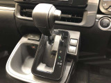 操作しやすいATシフトです。シフトチェンジを気にしなくてよいので運転だけに集中できますね。自然と手に届くところにある、手になじむ形状のシフトノブがいいですね。