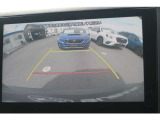 カメラの映像は室内ディスプレイに表示されますので安全運転につながります。