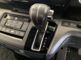 CVT車のセレクトレバーです。低速から高速まで、変速ショックのないスムーズな走りを実現するとともに、エンジン効率のよい領域を維持することで燃費にも貢献します。