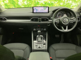 運転席まわりはメーターや各種スイッチが見渡しやすく、前方の視界も開けています。シートとアームレストが備わり、落ち着いて過ごせる空間です。
