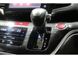 インパネシフトだから視線の移動も少なく足元もスッキリ♪運転席もゆったりしているのでゆとりを持ってドライブできますね!