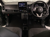車内は光触媒抗菌消臭施工済です。インパネ周りはスタイリッシュなデザインで機能や装備も充実しています。グローブボックスやカップホルダーのほかにトレーなどたくさんの収納スペースが付いています。