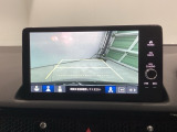 バックギアに入れますとご覧のような画像に自動的に切り替わります。車庫入れ時に役立ちます。