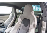 シートヒーター搭載で、寒い時期でも素早く快適に、運転をお楽しみいただけます。