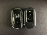 スマートキーを装備しています。鍵を差し込むことなくドアロックの開け閉めと、スタートボタン操作でのエンジンスタートができます。ボタン操作でトランクが開けられる電動テールゲートのボタンもついています。
