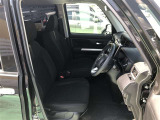 運転席はドライバーが居心地や運転席の快適性を左右する大切な場所です。目立った汚れもなくホールド感も良いので、心地よく使用いただけると思います。