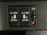 【両側パワースライドドア】両側がパワースライドドアになっており、運転席のスイッチやスマートキーでも開閉が可能です!開口部も広いので乗り降りも楽々♪
