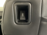 運転席の後ろには充電可能なUSB端子がついています。横のポケットにスマートフォンなどを差し込んで移動中に充電もできるので便利です。