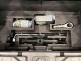 ラゲージの下にはジャッキや応急パンク修理セットが備わっています