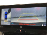 車の全周囲の画像が表示されます。運転席から見づらい個所なども、上空から見たような映像で確認できます。映像のきりかえも出来、後方確認だけでなく大変便利な機能です。