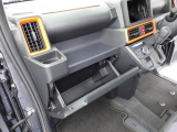 後退時に車両の後ろ側をモニター画面に表示します。車庫入れなどでバックする際に後方確認ができて便利です。車庫入れが苦手な人もこれで安心。