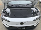 電気自動車なので、ボンネットを開けてもエンジンがありません。そのスペースをフロント収納として活用しています。トランクを荷物用に有効活用できます。