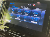 画面には複数の情報メニューが並び、目的に合わせて選びやすい構成です。画面表示と周辺の操作部がまとまっているため、必要な情報へアクセスしやすく、日々の運転を便利にサポートします。
