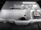荷室下部にパンク修理キットが収納されてます。