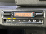 【オートエアコン】一度お好みの温度に設定すれば、車内の温度を検知し風量や温度を自動で調整。暑い&hellip;寒い&hellip;と何度もスイッチ操作をする必要はありません。快適な車内空間には必須の機能ですね♪