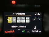 【レーンディパーチャーアラート】道路上の白線(黄線)をカメラで認識し、ドライバーがウインカー操作を行わずに車線を逸脱する可能性がある場合、ブザーとディスプレイ表示により注意を喚起サポートします。