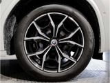 【BMWアロイホイル】軽量かつ強度に拘ったアロイホイル。走行性能ポテンシャルを引き出す設計。車の足元を引き締めてくれる大きなポイントはアロイホイルです。