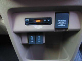 高速道路の料金所をスムーズに通過できるETC車載器を装備しています。さらにスマートフォンなどの充電に便利な電源ソケットや端子も揃っており、長距離ドライブや毎日の通勤でも快適にお過ごしいただけます。CA