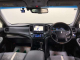 内装色は特別設定のモスグレーです。大人の遊び心が感じられる色合いで、同時に洗練された「スポーティエレガンス」な空間を演出しています。