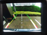 【バックカメラ】映像にはステアリング角度に応じて曲がる、ダイナミックグッドラインが表示され、駐車スペースが狭い場所への後退操作をサポートします!