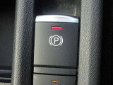 【電動パーキングブレーキスイッチ】オートホールドをONにすると、ブレーキを踏んで停車したときにペダルから足を離しても停車状態を維持!オートホールドをOFFにすることで手動解除のサイドブレーキに!