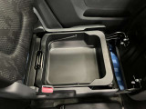 【シートアンダーボックス】助手席下には持ち運び可能な収納ボックスが装備されています。車検証ケースや靴などが収納できます。