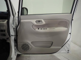 運転席ドアです。各ドアのドアトリムはキズや汚れはほとんど無く状態良く保たれています。