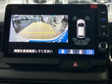 バックカメラ表示に加え、様々な情報を確認できるモニターです。安全運転をサポートする機能が充実しており、駐車時にも安心です。周囲の状況を把握しやすく、安全な運転を後押しします。