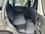 軽自動車の限られた室内空間をフルに活用し、小柄ながら過ごしやすい車内を作り出しています。