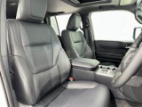 高いホールド性で運転姿勢が安定します。長距離ドライブでも疲れにくいのが魅力です。快適なドライビングライフをお送りください♪