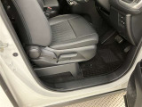 運転席の画像です。十分なスペースがあり、ゆったりした状態で運転していただけます♪