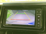 後方の映像にガイドラインが重なって表示され、駐車時に車両と周囲との位置関係を確認する目安になります。後退時の安全確認をサポートし、駐車操作の心強い助けとなる装備です。