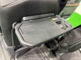 飲み物や食べ物を気軽に置けるテーブルを、運転席と助手席の背もたれにご用意。車内の休憩も快適です!